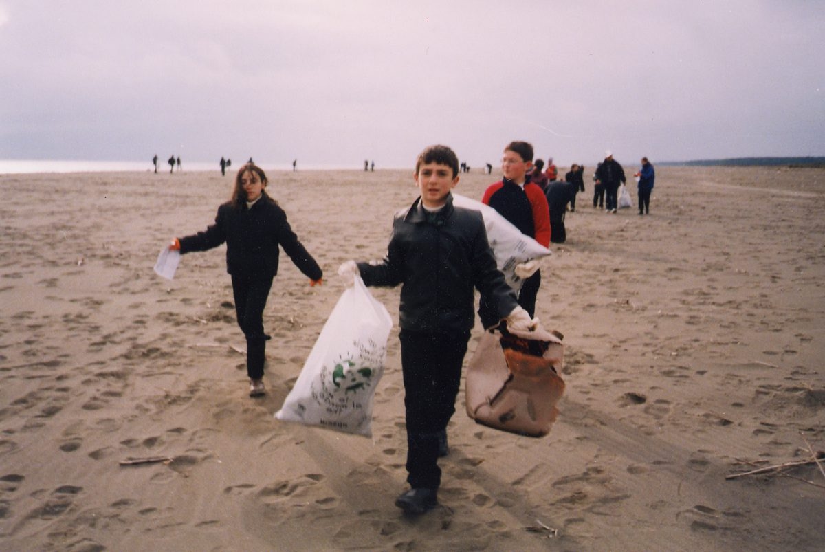 Clearing trash from the beach by World Bank Photo Collection is licensed under CC BY-NC-ND 2.0