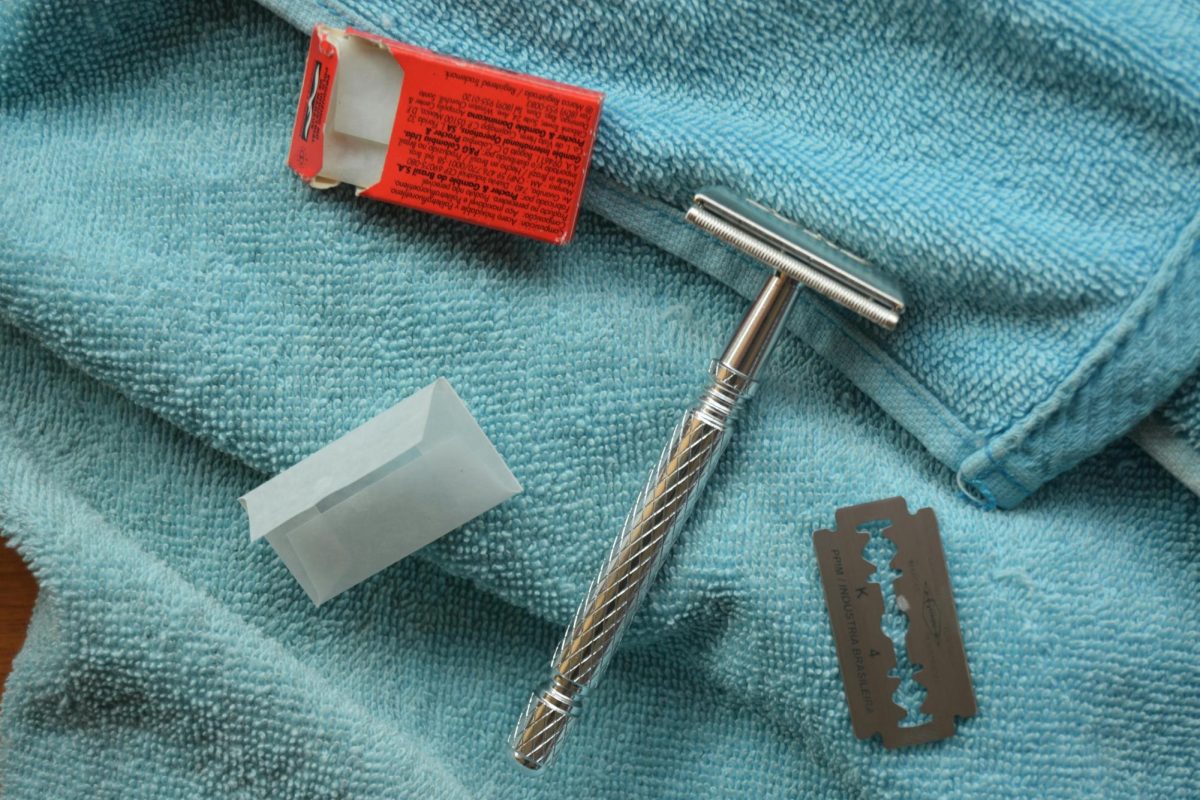 A safety razor with a razor blade. (Photo by Antonio Arcila via Pexels)