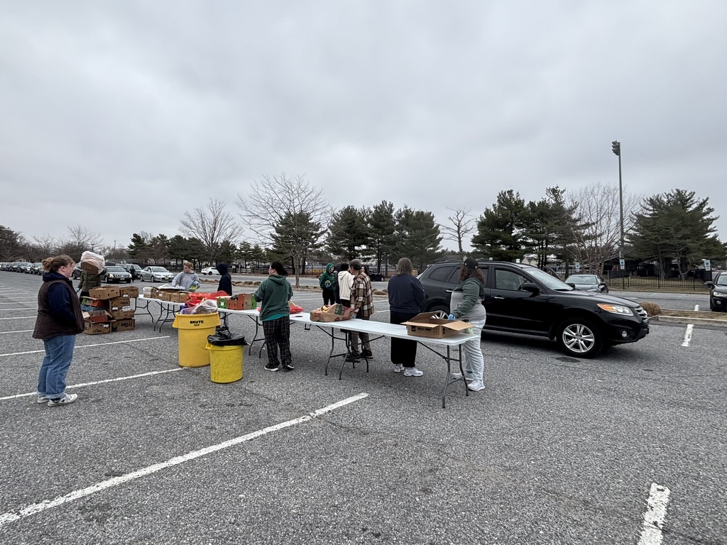 Student volunteers distribute produce at  a recent Fresh For All event. (Trinity Eobbi)